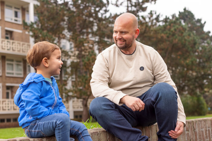 pleegkind in gesprek met begeleider